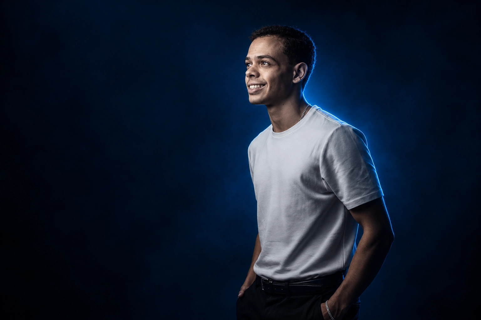 Retrato de Wallacy Emanoel com iluminação azul